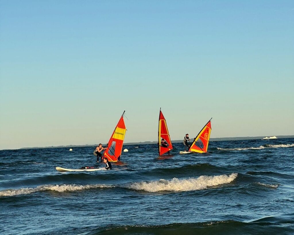 Windsurfen lernen - Gruppe auf dem Wasser in Haffkrug Ostsee