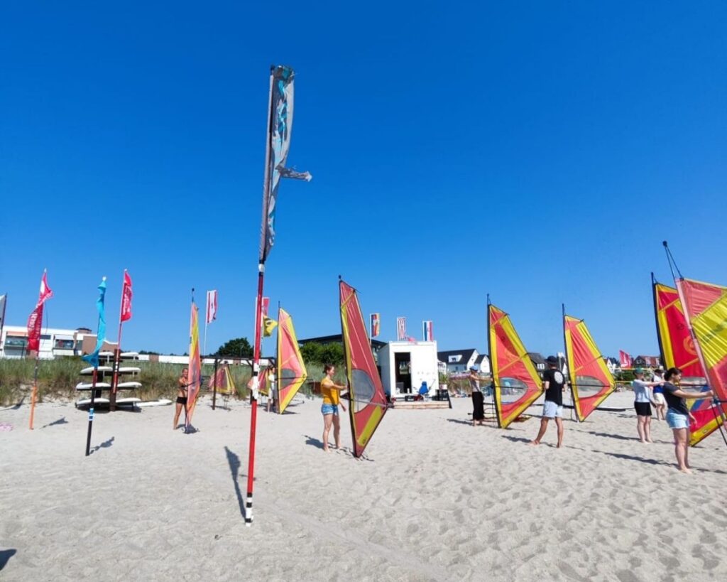 Windsurfsegel Übungungen am Strand in Haffkrug