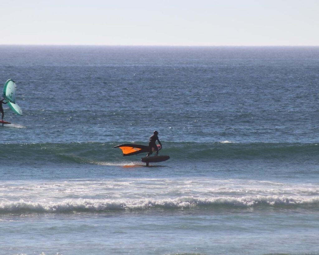 2 Wingsurfer mit Foil in der Lübecker Bucht
