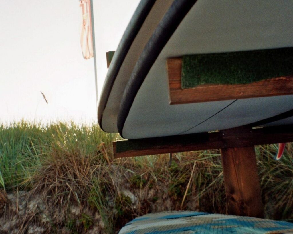 Surfmaterial auf einem Ständer