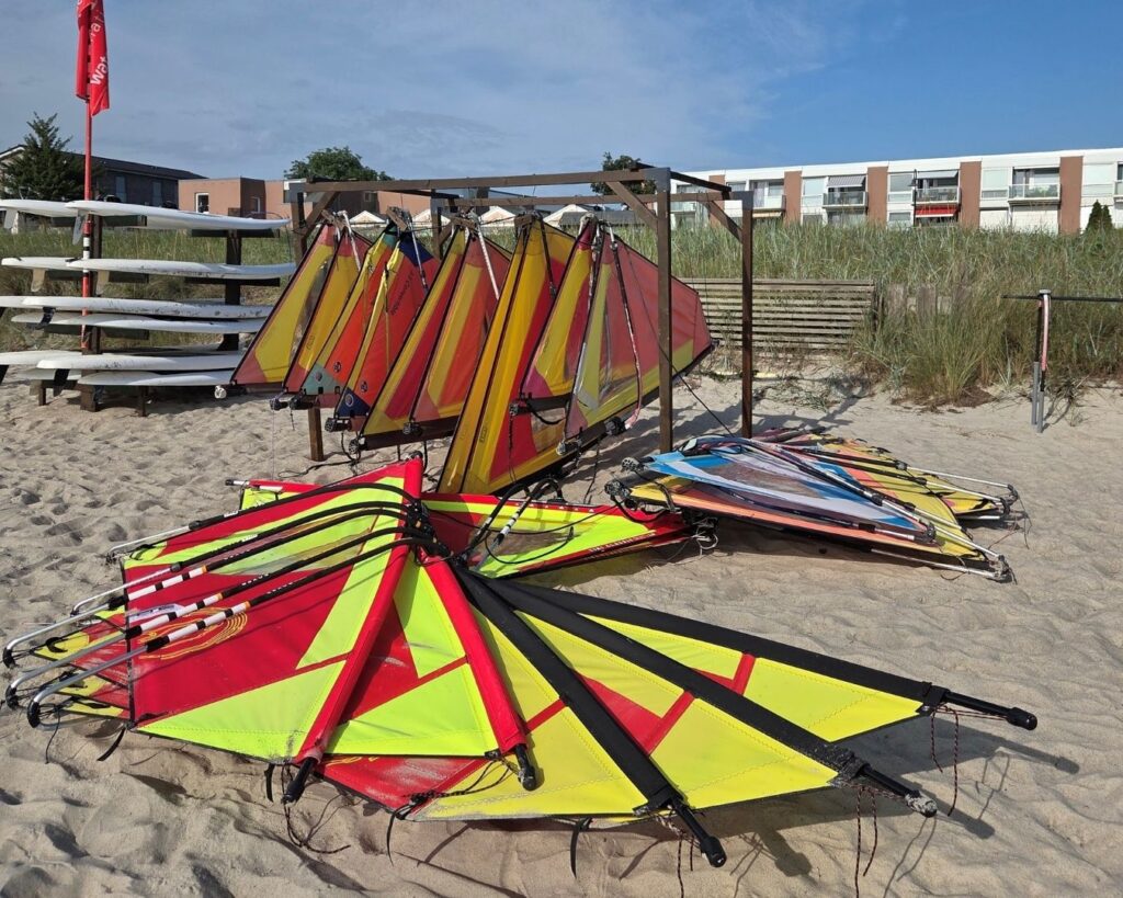 Windsurfmaterial hängt und liegt an der Surfschule Haffkrug