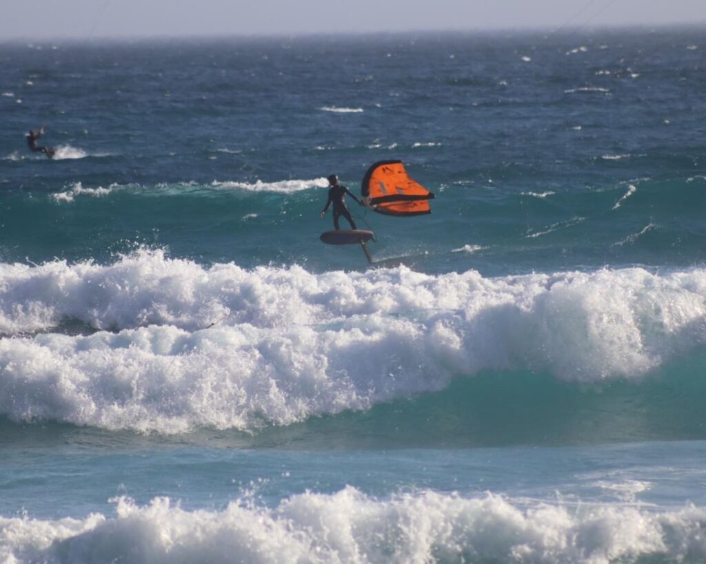 Wingsurfer mit Foil auf dem Wasser in Haffkrug