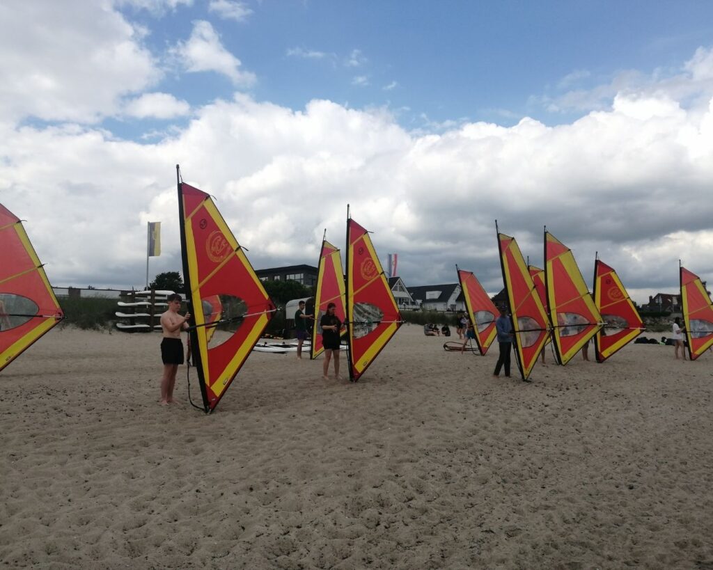 Windsurf Segel Übung in der Gruppe am Strand der Surschule in Haffkrug