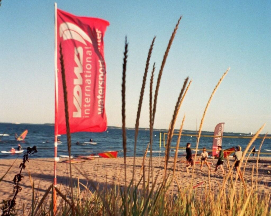 VDWS Flagge am Strand der Surfschule in Haffkrug an der Ostsee