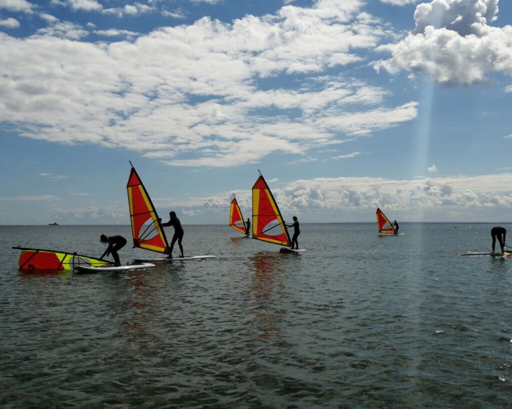 Windsurf Kurs Gruppe auf dem Wasser in der Lübecker Bucht